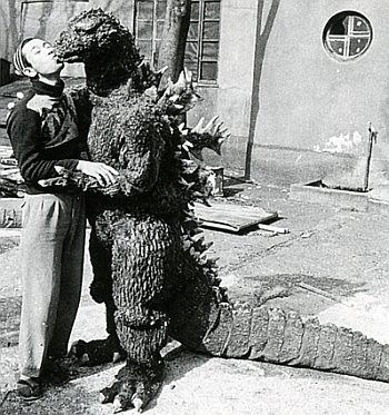 Illustration for article titled Behind-the-scenes Godzilla photos were charming, absolutely ridiculous